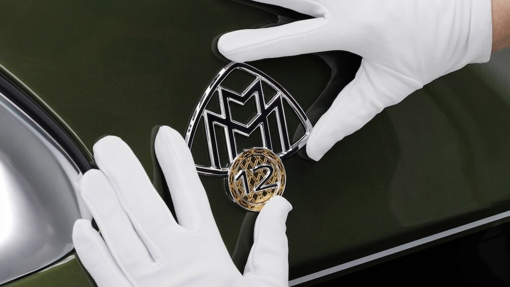 伝説的なV12エンジンへのオマージュ　24Kゴールドのアクセントが施された50台限定「メルセデス・マイバッハV12エディション」登場！