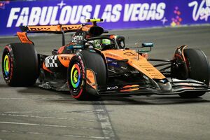 また排水溝のフタで赤旗？　ノリスがトップタイム、消化不良のセッションで角田15番手｜F1ラスベガスGP FP2