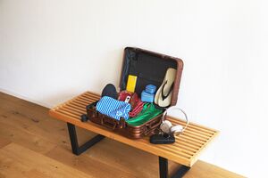 エルメスからルイ・ヴィトンまで、いつもの旅をアップグレードしてくれるトラベルアイテム──特集：自分磨きの夏旅へ