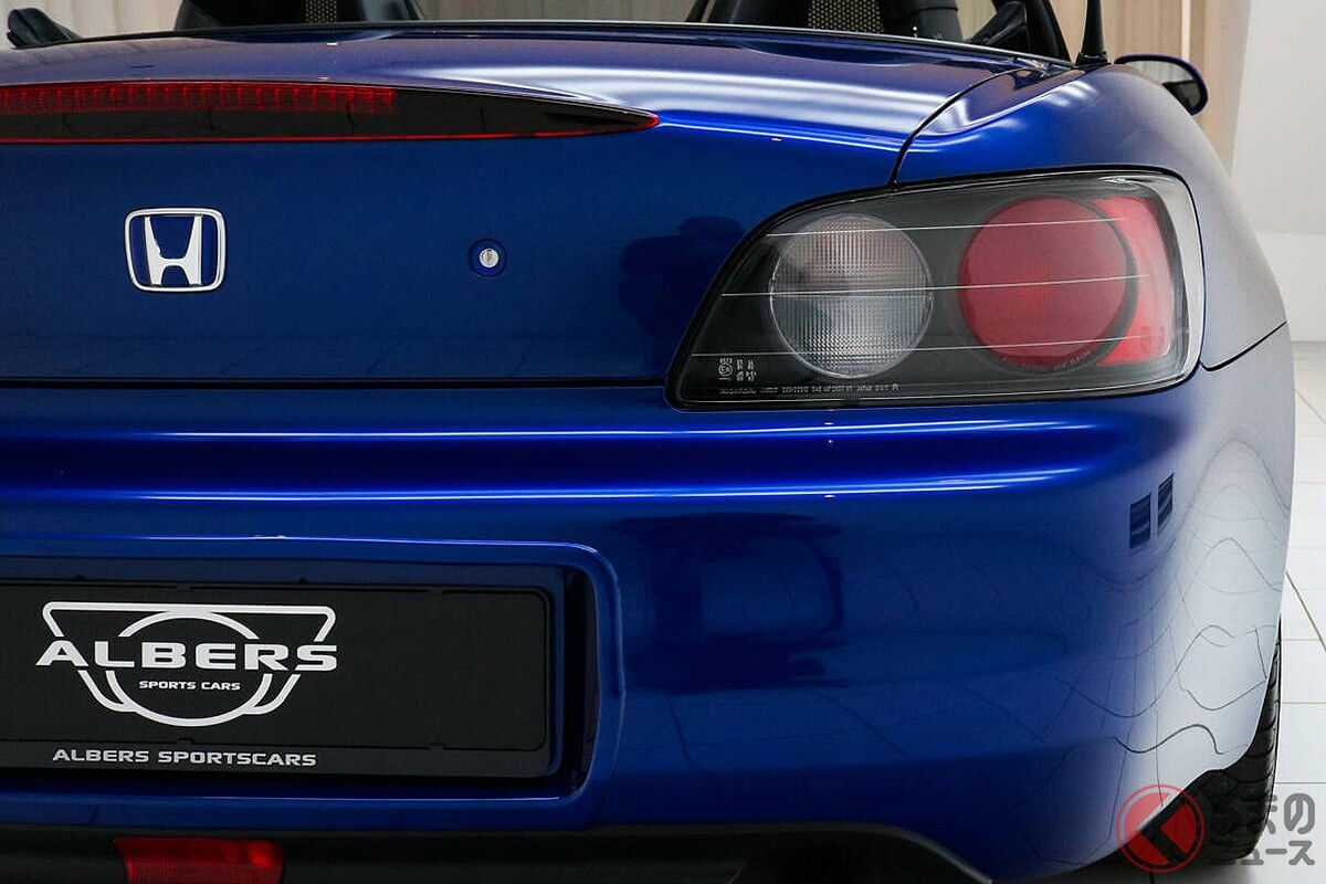 25年落ちでも“1100万円”の「ホンダ車」!? 4.1m級ボディの「“2人乗り”オープンカー」が現る！ 超パワフル「2リッターエンジン」搭載の「S2000」英国のオークションに登場