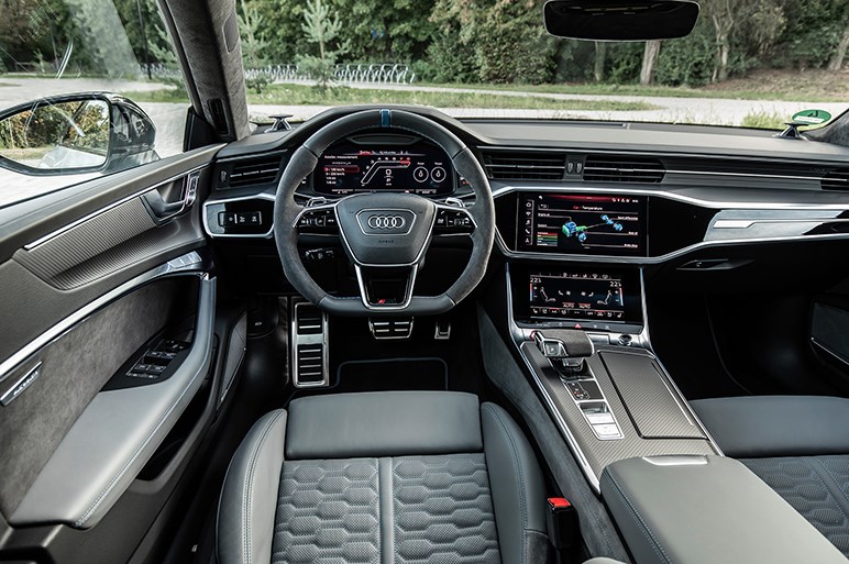 新型アウディrs7は全長5m超 全幅2m弱の大型ボディを持ち最高速は305km H Carview 自動車情報サイト 新車 中古車 Carview