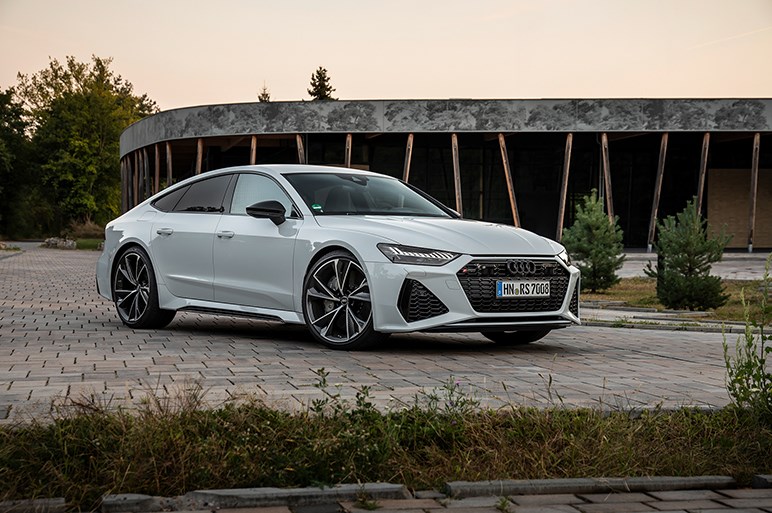 新型アウディrs7は全長5m超 全幅2m弱の大型ボディを持ち最高速は305km H Carview 自動車情報サイト 新車 中古車 Carview