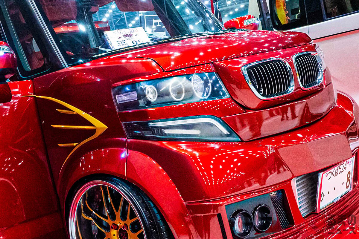 まさかの“BMW”なホンダ「N-BOX」!? 斬新「高級車グリル」&観音開き採用の「スーパーハイトワゴン」がスゴかった！ ド迫力のカスタムモデルとは