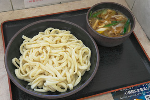 東名高速道路上り・赤塚PA：愛知県であえてコシの強い武蔵野うどん使用する肉汁うどんが美味【SPめし】