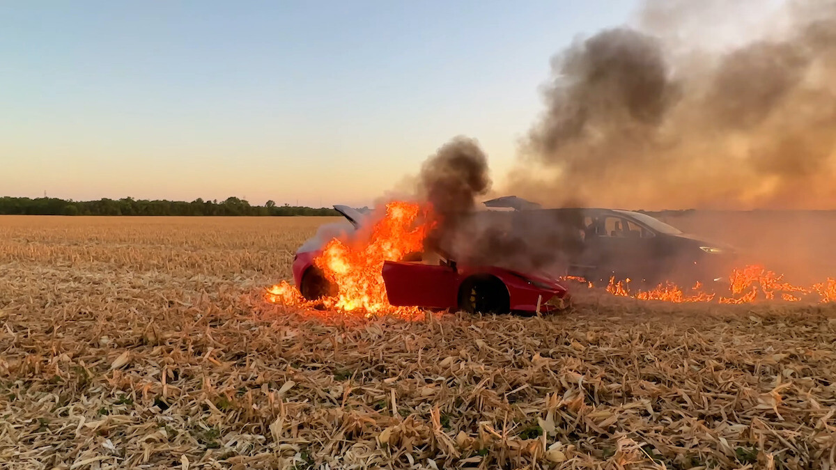 【大炎上！】観るに堪えられない動画付き　40万ドルのフェラーリF8トリブートが炎とともに無残にも廃車に・・・　残念・・・