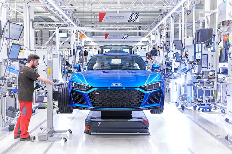 アウディ、本格スポーツR8の改良モデルを披露。約50％のパーツをレースカー仕様と共有