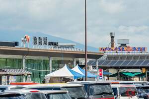 高速SA「1台も入れさせません！」 NEXCO異例の「完全“封鎖”作戦」実施！ 花火“タダで見物客”殺到で「SA満車」「大渋滞」に発展… 中央道「諏訪湖SA」15日午後“全面閉鎖”へ