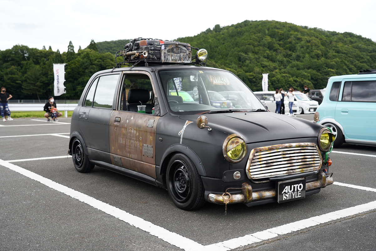 某キャラが車中を Bダッシュ 有名tvゲームを取り入れた自由過ぎる ポンコツ風 ミラジーノ Auto Messe Web 自動車情報サイト 新車 中古車 Carview