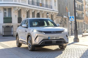 BYDからコンパクト・クロスオーバー、約600万円で英国発売　新型『アット2』は高級志向に