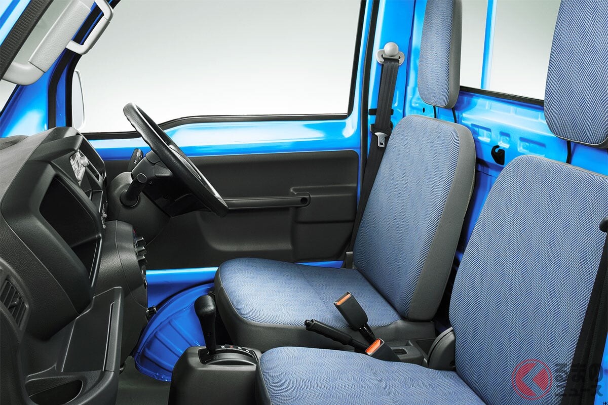 ホンダ斬新「“超レトロ”軽トラック」に反響続々！「これ純正なの!?」「軽トラなのにカッコイイ！」「ホンダ車で一番欲しいかも…」の声も！ “旧車デザイン”採用でファン歓喜の「アクティ スピリットカラースタイル」が凄かった！