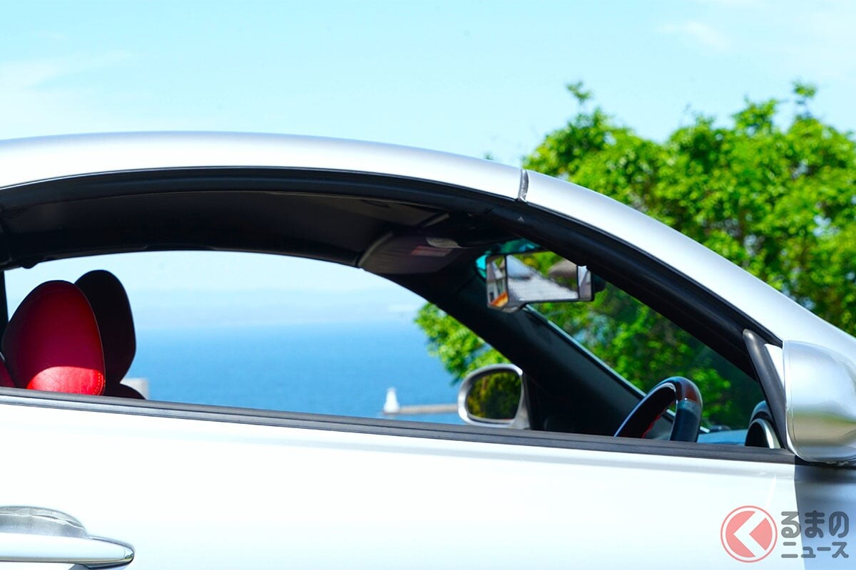 「ギャー！」クルマの中に「虫」が入ってきた！ 残暑続く9月こそ注意！ 慌てて「潰す」の絶対NG！ スマートに車外へ追い出す「簡単な方法」とは