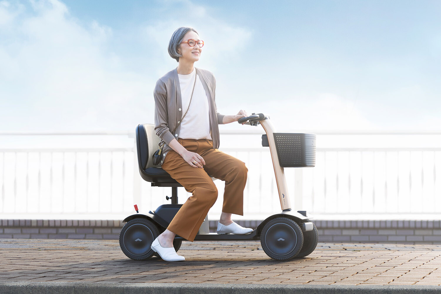 WHILL」から次世代型電動車椅子の最新モデルが登場！ スクーター