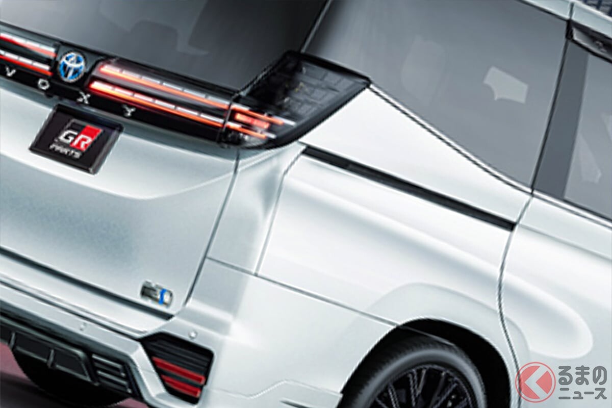 トヨタ斬新「“3列7人／8人乗り”ミニバン」GR仕様に大反響！ 「別のクルマみたいにカッコイイ」「印象がガラッと変わる」の声も！ 運転も楽しくなる“スポーティ仕様”の「ヴォクシー」純正カスタムに熱視線！