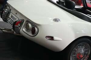 新車で買える名車「ロッキー2000GTオープンモデル」公開！ 屋根なし＆“ホンモノ志向”ボディ採用！ ｢ボンドカー｣なロッキーオートの“レプリカモデル”東京オートサロン2025に登場！