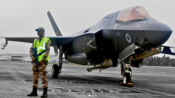 “南国バカンス”を終えたF-35B、ついに離陸！ 母艦と合流して日本にやってくるかも!?