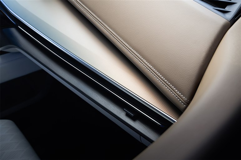 日産「ムラーノ」の第4世代モデル登場。エクストレイルの“格上”だが日本導入は…難しそうな理由
