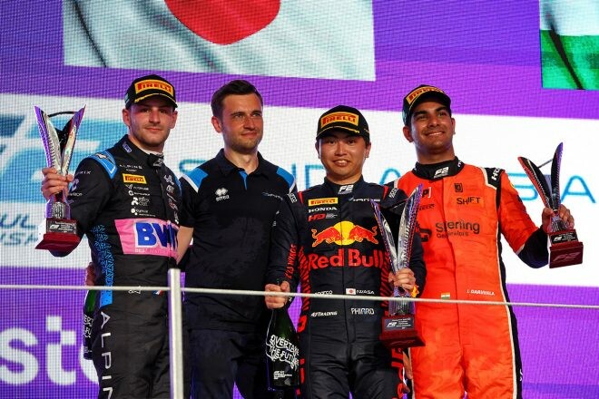 岩佐歩夢が今季初優勝。抜群のスタートで大荒れの高速市街地戦を制す【FIA F2第2戦ジェッダ レース1】