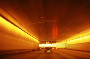 なぜ一部のドライバーはトンネル内でヘッドライトを点灯させないのか