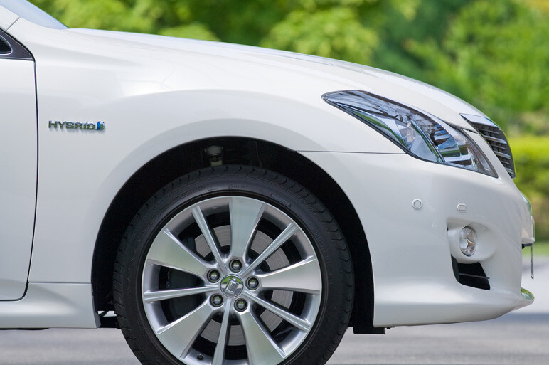 最上級は、ハイブリッド 変わりゆくクラウンらしさ