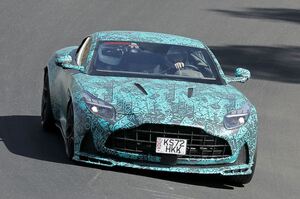 【スクープ】２段重ねテールパイプが最強の証し！ アストンマーティン「DB12」至極の「AMR」が出現！