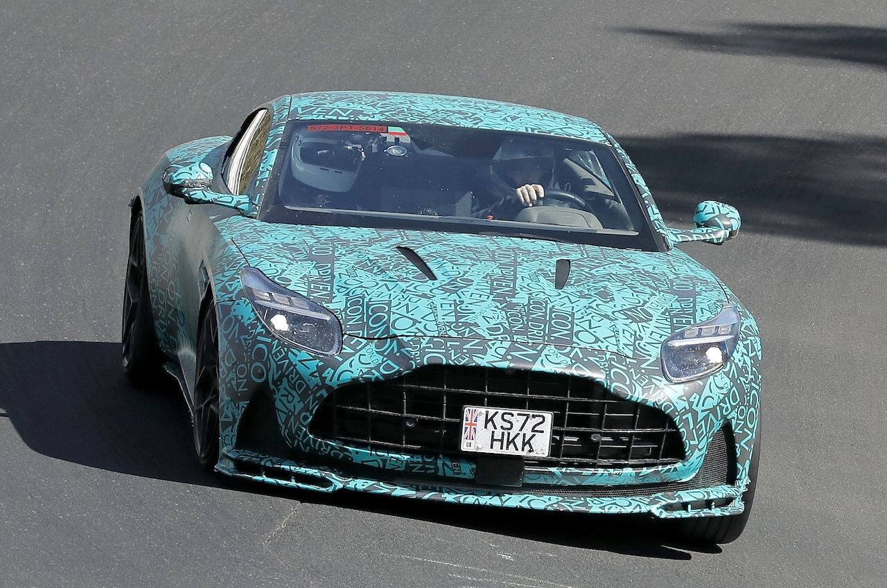 【スクープ】２段重ねテールパイプが最強の証し！ アストンマーティン「DB12」至極の「AMR」が出現！