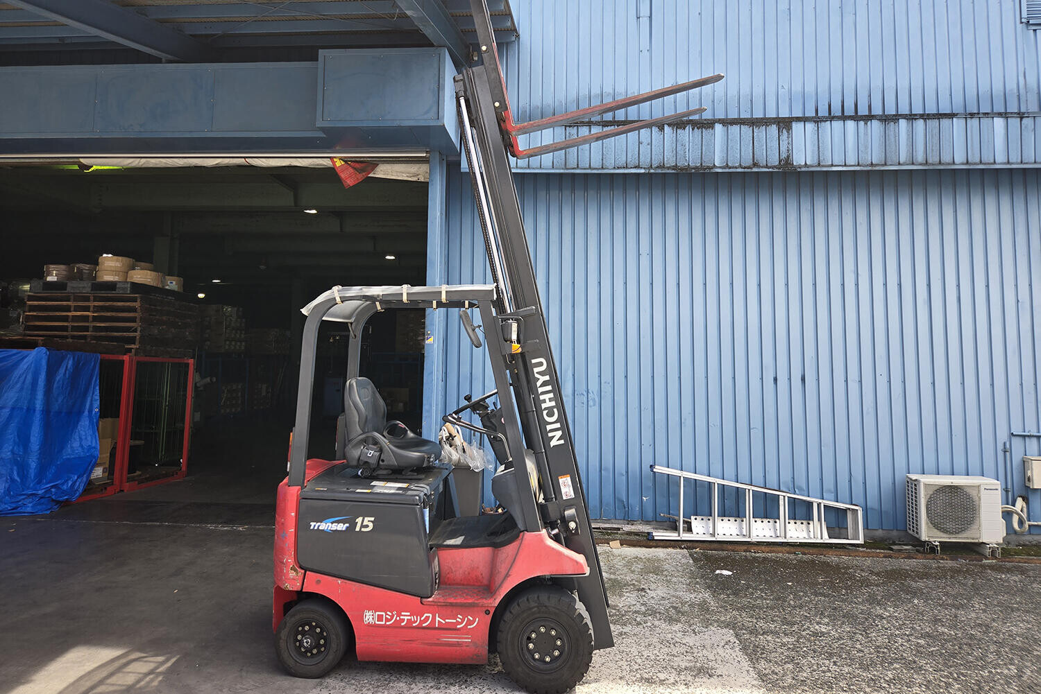 操舵輪の切れ角はドリ車並！　２本のレバーは何を動かす？　フォークリフトの動かし方をベテランオペレーターに聞いてみた