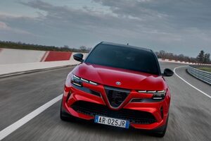 アルファロメオのコンパクトSUV『ジュニア』が上陸。ハイブリッドとEVの2本立てで導入限定車も