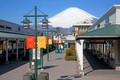 東名の真横「巨大アウトレットの先駆」ついに25周年で大キャンペーン 海外お買い物ツアー当たる!?