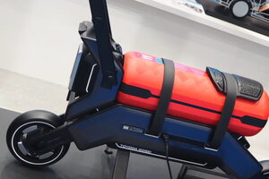 極限までそぎ落とした「モトコンポ」JMSで披露!? タンクとボディが分離する「一見リスキーなデザイン」 シートはほぼ“馬の鞍”