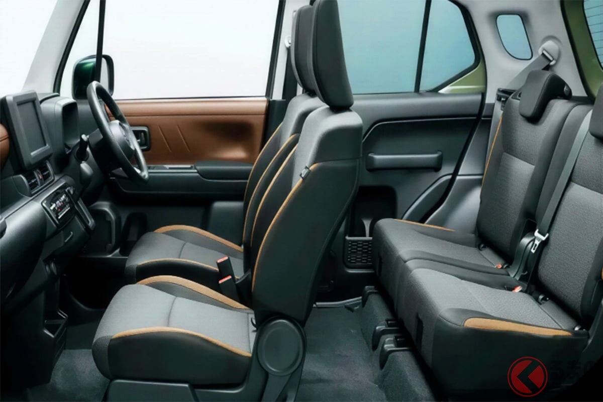 スズキ新型「ちいさなSUV」発売！ 最上級より「34万円オトク」＆「リッター約23キロ」の低燃費が魅力！ “メーカー初採用”の装備もあるシンプル仕様！ 「クロスビー」最安モデルとは？