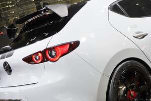 マツダ「“超スゴイ”ハッチバック」実車公開！ “爆速ターボ”搭載!? めちゃ速＆シャコタンな「MAZDA3」登場