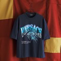 ヴェルサーチェはメドゥーサを軸に優雅でパワフル！──2025年夏のTシャツ&カットソーコレクション