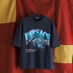 ヴェルサーチェはメドゥーサを軸に優雅でパワフル！──2025年夏のTシャツ&カットソーコレクション