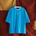 ヴェルサーチェはメドゥーサを軸に優雅でパワフル！──2025年夏のTシャツ&カットソーコレクション
