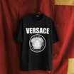 ヴェルサーチェはメドゥーサを軸に優雅でパワフル！──2025年夏のTシャツ&カットソーコレクション