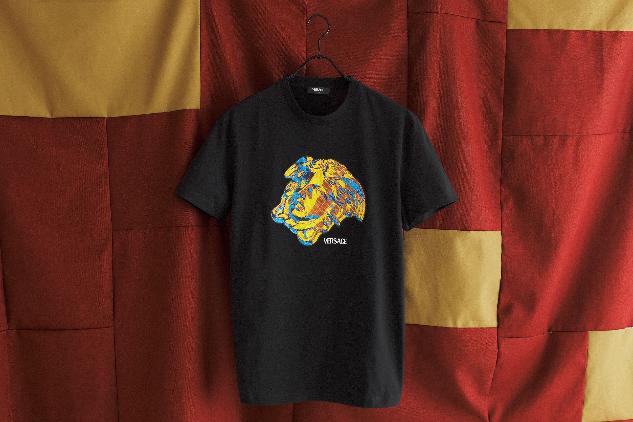 ヴェルサーチェはメドゥーサを軸に優雅でパワフル！──2025年夏のTシャツ&カットソーコレクション