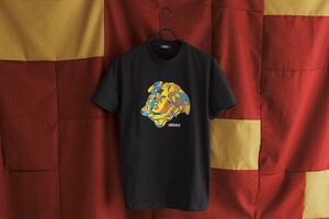 ヴェルサーチェはメドゥーサを軸に優雅でパワフル！──2025年夏のTシャツ&カットソーコレクション