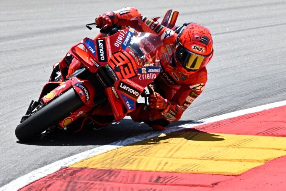マルク・マルケスが横綱相撲でポールトゥウィン！　弟アレックスと母国スペインでワンツー果たす｜MotoGPアラゴンGP決勝
