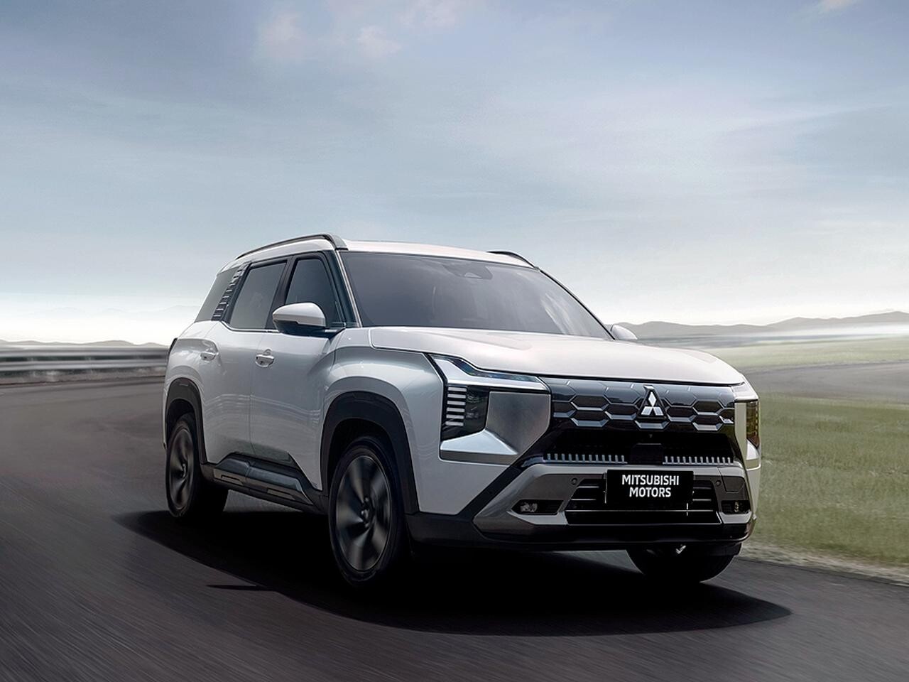 三菱が新型ミッドサイズSUV「デスティネーター」をインドネシアでワールドプレミア