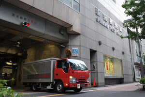 トラック2500台“お取り潰し” 窮地の日本郵便「提訴した相手」にも協力を乞う “物流の雄”は助けに応じるか？