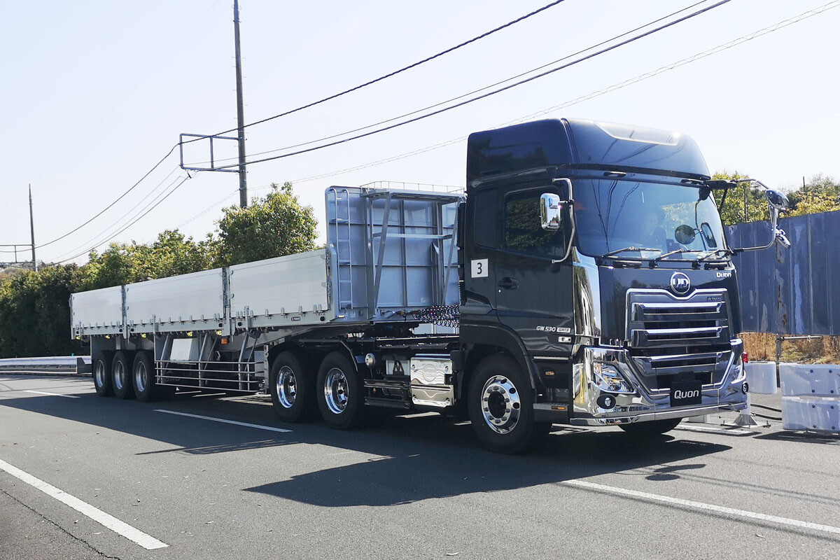 UDトラックス「クオン 6×4」お披露目、最新技術が2024年問題解決の
