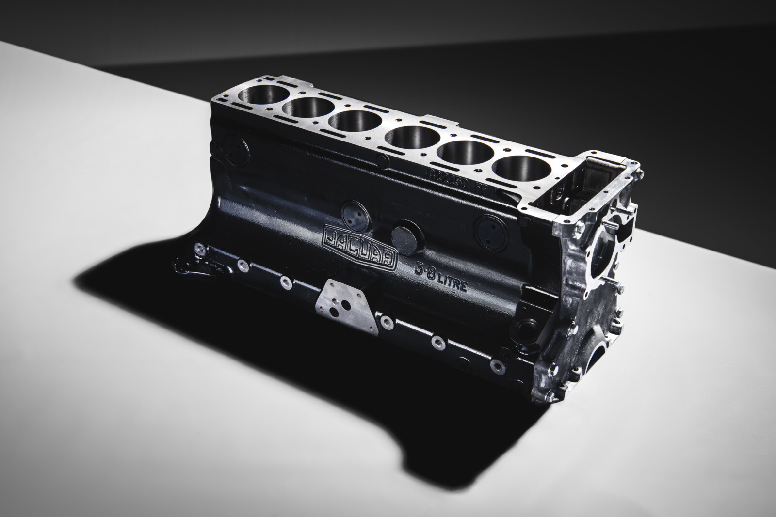 ジャガー、Eタイプの3.8リッター6気筒エンジンブロックを半世紀ぶりに再生産。邦貨約190万円で販売
