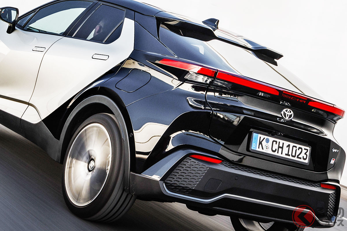 トヨタ新型「コンパクトSUV」実車公開！ 斬新「赤いTOYOTA