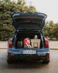 MINI「カントリーマン」初の限定車 光で印象が変わる、特別なブルーをまとう