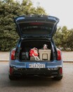 MINI「カントリーマン」初の限定車 光で印象が変わる、特別なブルーをまとう