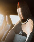 MINI「カントリーマン」初の限定車 光で印象が変わる、特別なブルーをまとう