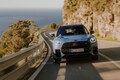 MINI「カントリーマン」初の限定車 光で印象が変わる、特別なブルーをまとう