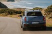 MINI「カントリーマン」初の限定車 光で印象が変わる、特別なブルーをまとう