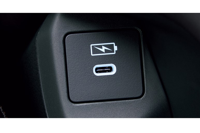 ホンダ ZR-Vの最安グレード、320万円の「X」（ガソリン）はアリなのか？　装備を細かくチェックしてみた