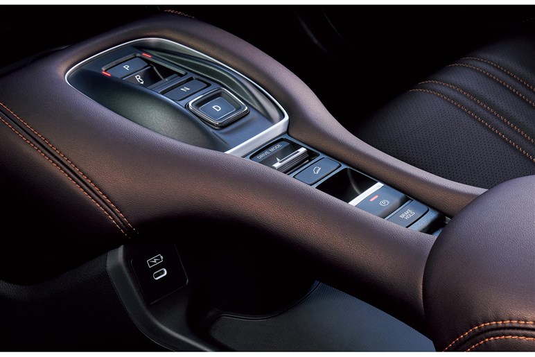 ホンダ ZR-Vの最安グレード、320万円の「X」（ガソリン）はアリなのか？　装備を細かくチェックしてみた